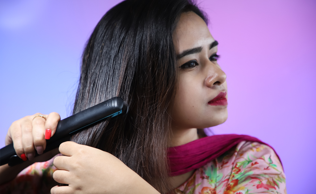 হিট স্টাইলিংয়ের আগে চুলের ড্যামেজ কমাতে হিট প্রোটেক্টর ব্যবহার করছেন তো?