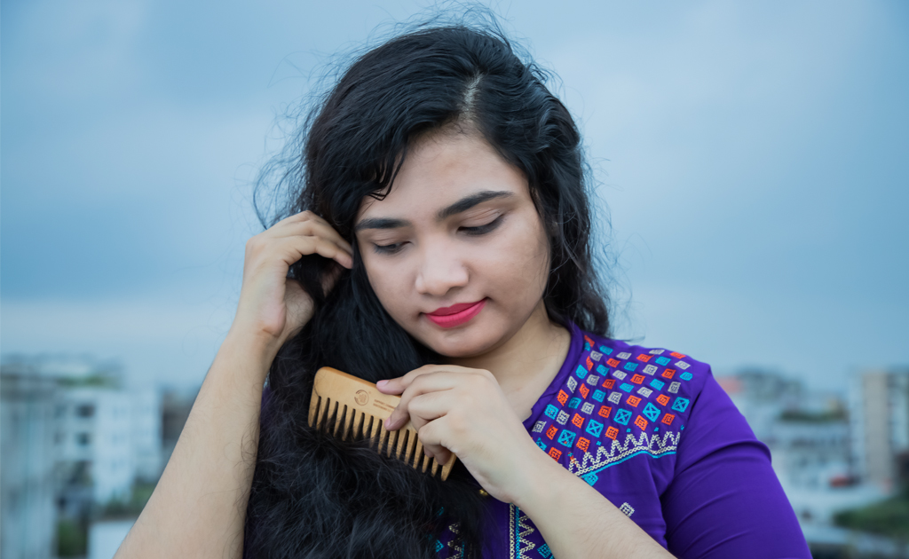 কার্লি চুলকে প্রাণবন্ত করতে ৫টি কার্যকরী ঘরোয়া পদ্ধতি!
