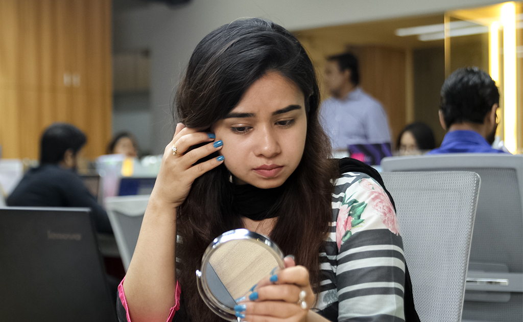 অফিসে বসেও কীভাবে করবেন বেসিক স্কিন কেয়ার?