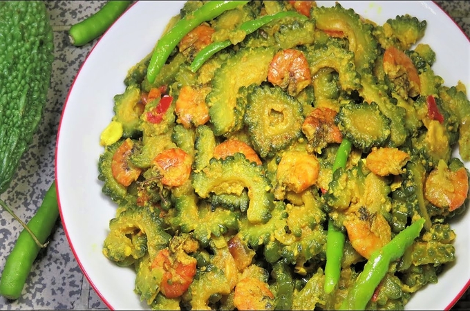 চিংড়ি করলা | দারুণ স্বাদের বাঙালি রান্না !