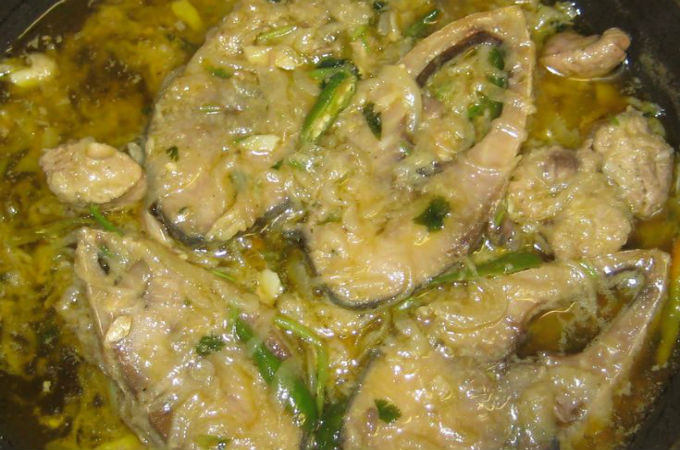 বৃষ্টির দিনে খিচুড়ির সাথে হয়ে যাক সাদা ঝোলে ইলিশ!